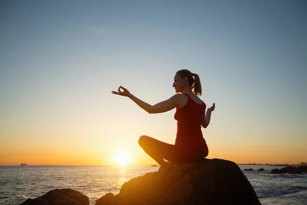 Yoga Frau Der Meeresküste Bei Warmem Sonnenuntergang — Stockfoto