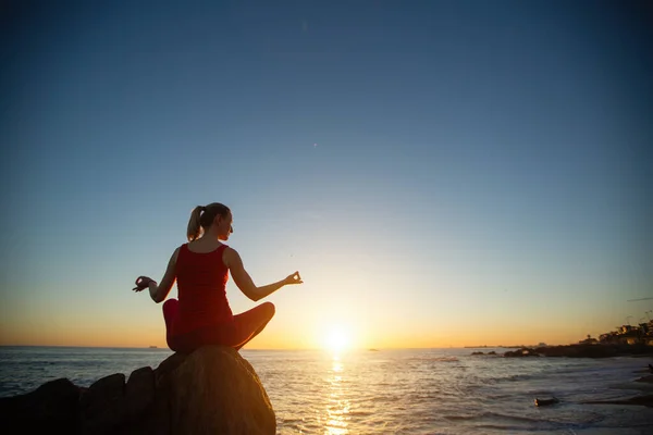 Joga Kobieta Robi Medytację Atlantyckiej Plaży Podczas Niesamowitego Zachodu Słońca — Zdjęcie stockowe