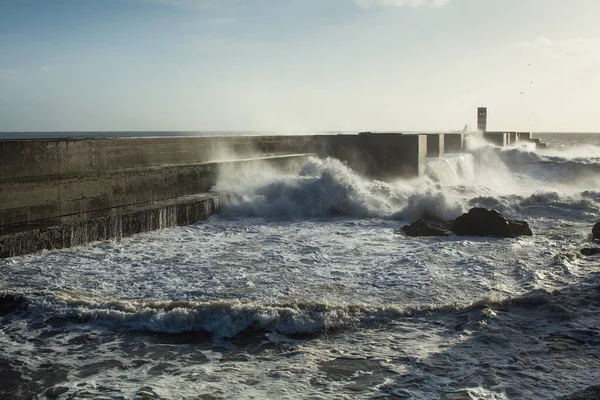 大西洋堤岸上的波浪汹涌 葡萄牙波尔图 — 图库照片