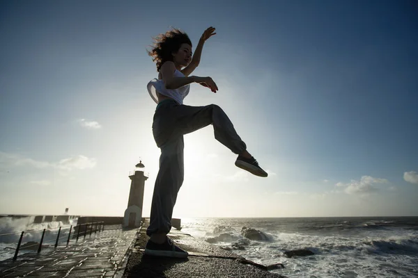 Молода Змішаної Раси Жінка Танцює Атлантичній Набережній — стокове фото