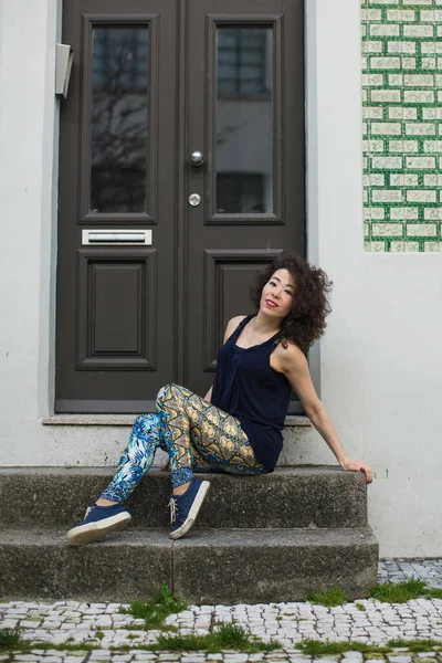 Jonge Gemengde Ras Vrouwelijke Model Straten Van Porto Portugal — Stockfoto