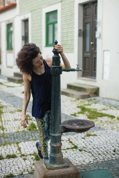 Asiatisk Blandras Kvinna Leggings Poserar Nära Gammal Vattenpump Porto Gata — Stockfoto