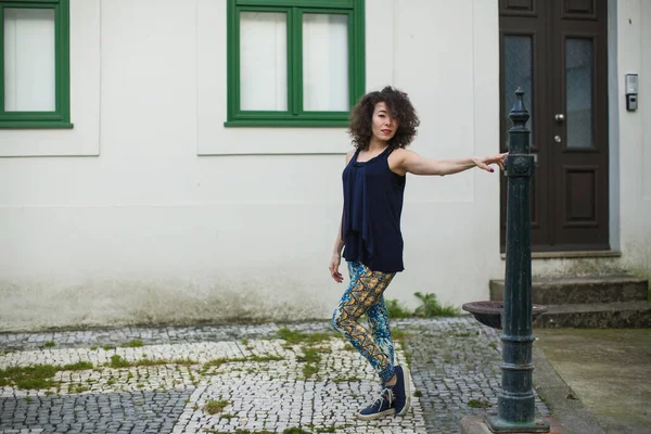 Jovem Modelo Feminina Mestiça Nas Ruas Porto Portugal — Fotografia de Stock