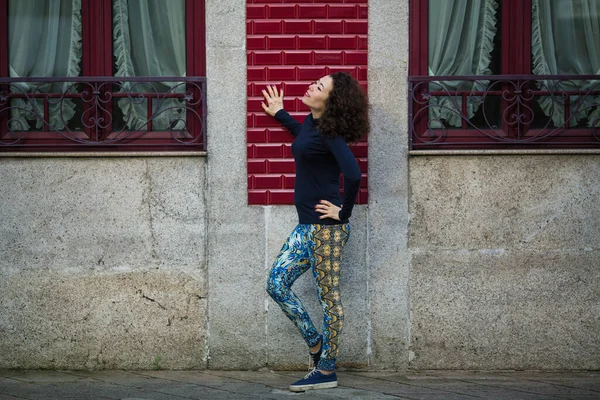 Jovem Mulher Multicultural Asiática Leggings Rua Perto Muro Porto Portugal — Fotografia de Stock