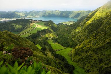 San Miguel adasındaki Sete Cidades gölleri, Azores, Portekiz. 