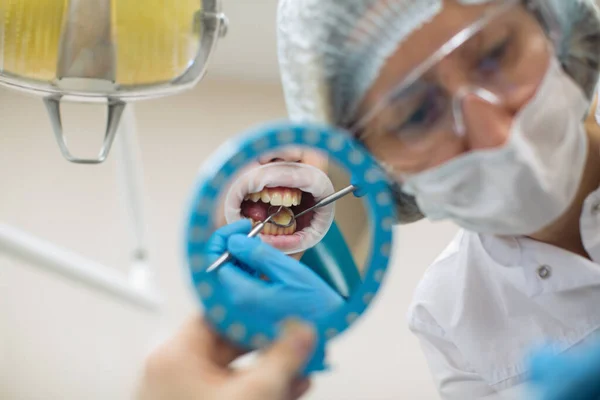 Mujer Dentista Haciendo Chequeo Dientes Hombre Una Silla Dental Reflejo — Foto de Stock