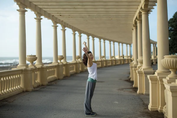 Multicultural Asiático Mujer Hace Aire Libre Coreografía Aire Libre — Foto de Stock