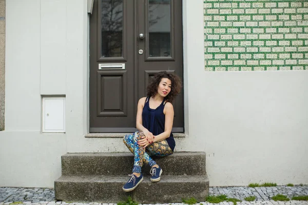Jonge Aziatische Vrouw Legging Poseerde Porto Straat Portugal — Stockfoto
