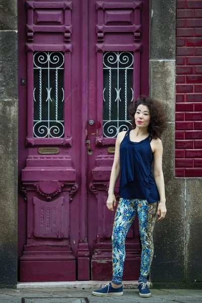 Jeune Femme Asiatique Multiculturelle Tient Aux Portes Une Maison Porto — Photo