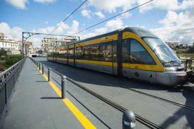 PORTO, PORTUGAL - 28 Nisan 2020: Coronavirus salgını sırasında Porto şehir merkezindeki boş sokaklar. Portekiz Parlamentosu olağanüstü hal süresini 2 Mayıs 2020 'ye kadar uzattı..