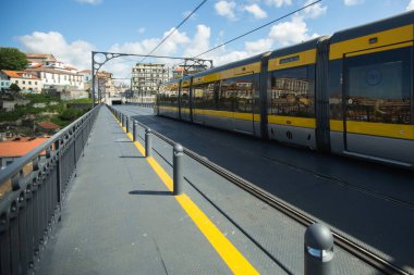 PORTO, PORTUGAL - 28 Nisan 2020: Coronavirus salgını sırasında Porto şehir merkezindeki boş sokaklar. Portekiz Parlamentosu olağanüstü hal süresini 2 Mayıs 2020 'ye kadar uzattı..