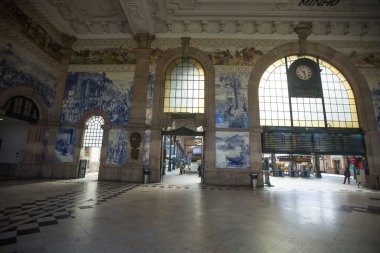 PORTO, PORTUGAL - 28 Nisan 2020: Coronavirus salgını sırasında Sao Bento Tren İstasyonu 'nu boşaltın. Portekiz Parlamentosu olağanüstü hal süresini 2 Mayıs 2020 'ye kadar uzattı..