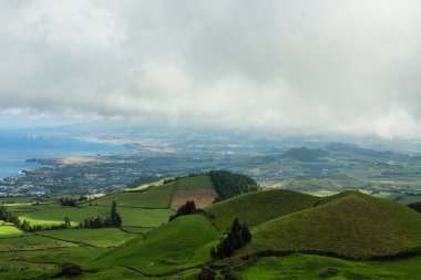 San Miguel adası ve Atlantik kıyısı manzarası, Azores, Portekiz.