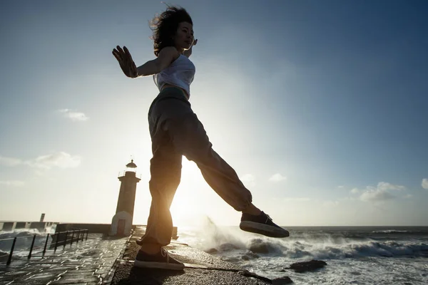 Juguetona Mujer Asiática Divirtiéndose Bailando Paseo Marítimo — Foto de Stock