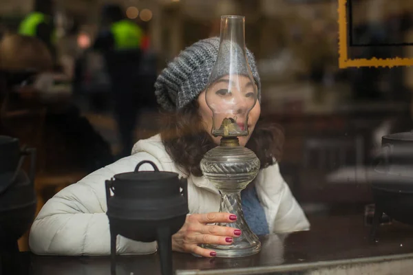 Multikulturelle Asiatische Frau Blickt Hinter Dem Cafeteria Fenster Hervor — Stockfoto