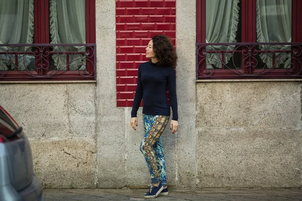 Jovem Asiática Perneiras Ténis Rua Porto Portugal — Fotografia de Stock