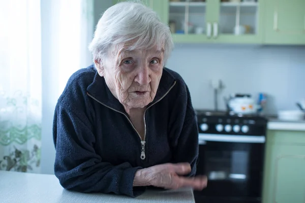 Retrato Una Anciana Cerca Ventana Casa — Foto de Stock