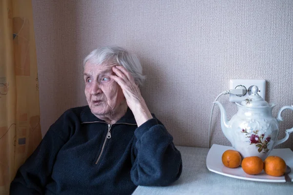 Solitude Des Personnes Âgées Grand Mère Dans Maison Regardant Rien — Photo