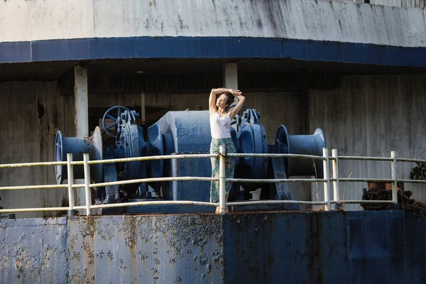 Mujer Asiática Raza Mixta Barco Gigante Abandonado Selva Tailandia Posando — Foto de Stock