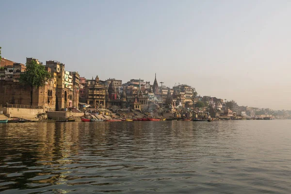 Pohled Lodi Klouže Vodou Řece Ganges Podél Břehu Varanasi Indie — Stock fotografie