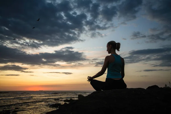 Yogacı Kadın Alacakaranlıkta Okyanus Kıyısında Pratik Yapıyor Portekiz — Stok fotoğraf