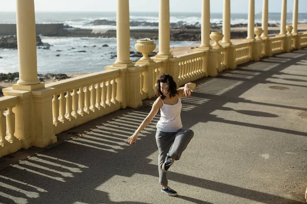 Linda Mulher Asiática Faz Coreografia Livre Passeio Atlântico Porto Portugal — Fotografia de Stock