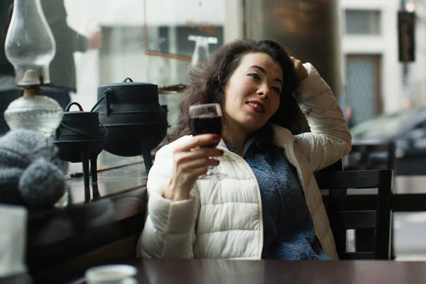 Mujer Asiática Multicultural Con Una Copa Vino Cafetería —  Fotos de Stock