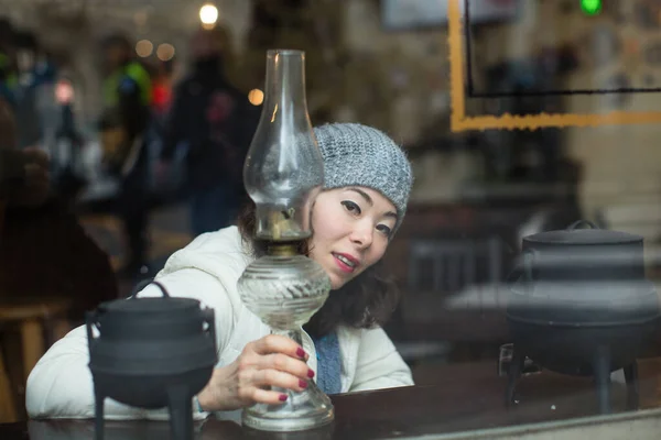 Schöne Multikulturelle Asiatische Frau Hinter Dem Cafeteria Fenster — Stockfoto