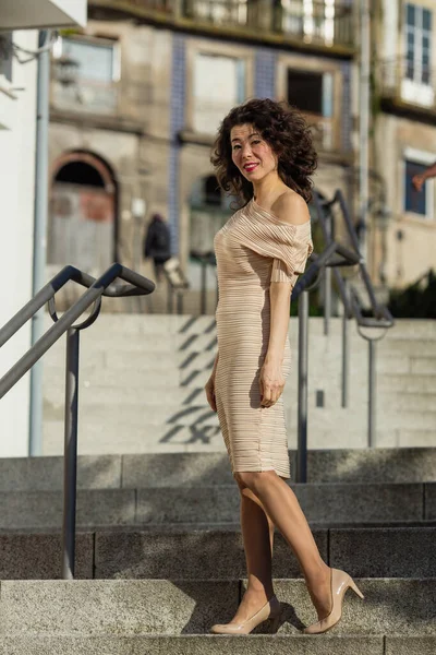 Misto Razza Asiatica Donna Una Strada Nel Centro Storico Oporto — Foto Stock