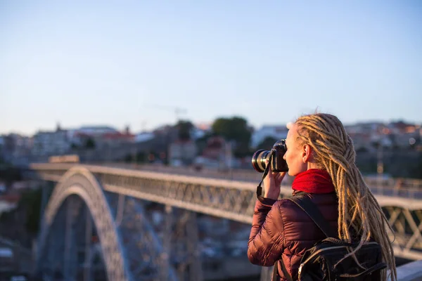 ポルトガルのポルトにあるドム ルイス1世橋の反対側の展望台の若い女性 — ストック写真