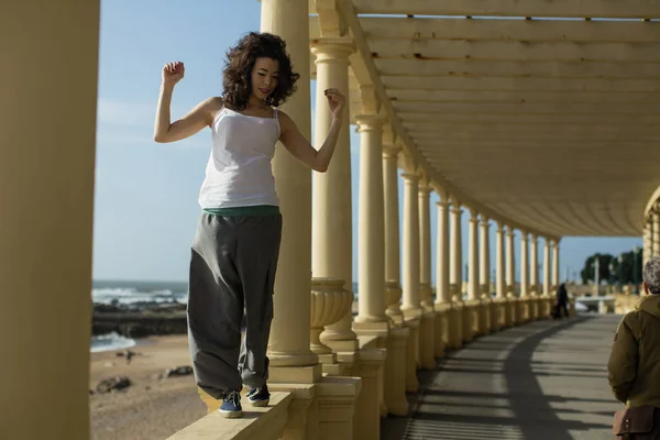 Gemengde Aziatische Vrouw Loopt Langs Reling Van Oceaanpromenade Porto Portugal — Stockfoto