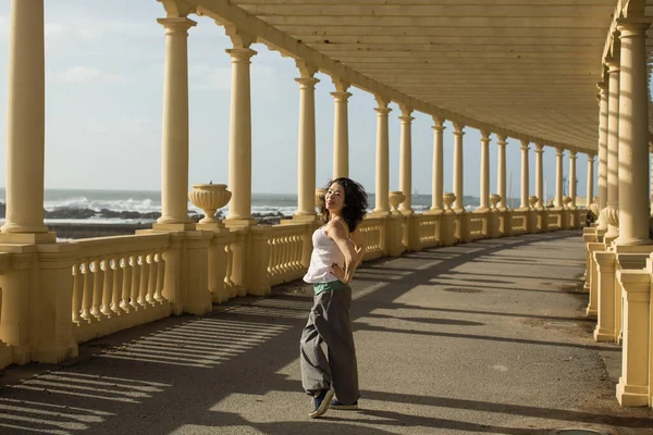 Blandad Ras Asiatisk Kvinna Dansar Strandpromenaden Porto Portugal — Stockfoto