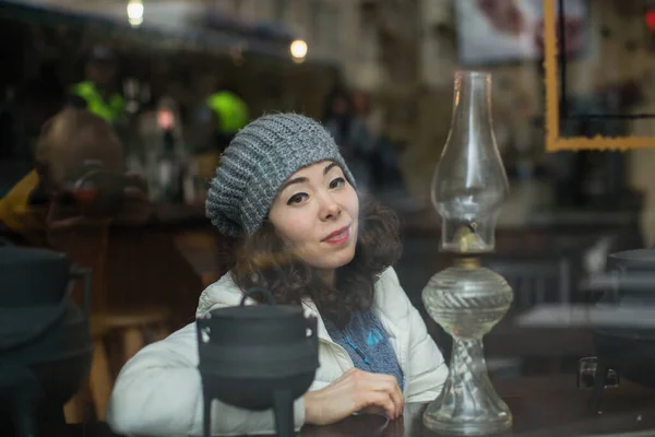 Asiatisk Kvinna Poserar För Fotograf Reflektion Glaset Tittar Bakom Cafeteriafönstret — Stockfoto