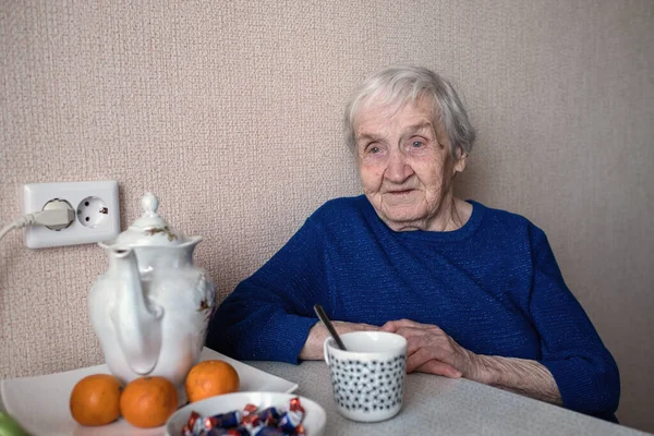 Gammal Kvinna Hennes Hus Porträtt — Stockfoto