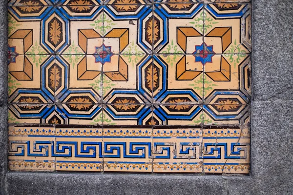 Sokaktaki Geleneksel Eski Fayans Duvarı Portekiz Teneke Kaplı Azulejos Seramik — Stok fotoğraf
