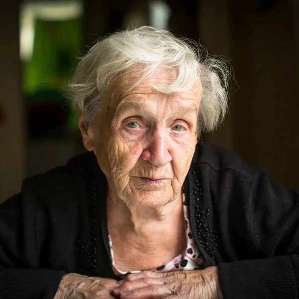 Retrato Cerca Una Anciana Sentada Casa —  Fotos de Stock