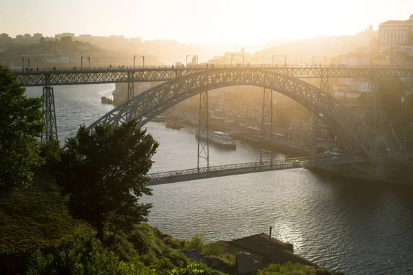 Günbatımında Porto Portekiz Douro Nehri Dom Luis Köprüsünün Arka Plandaki — Stok fotoğraf