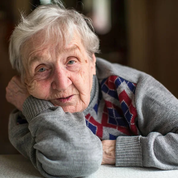 Портрет Пожилой Женщины Крупным Планом Доме — стоковое фото
