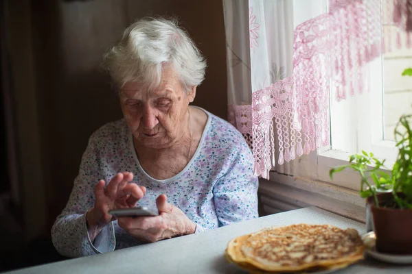 Samostatná Izolace Důchodců Stará Žena Sedí Chytrým Telefonem Rukou Svém — Stock fotografie