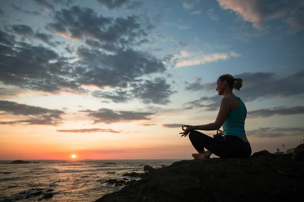 Donna Yoga Che Esercizi Sulla Costa Atlantica Dell Oceano Crepuscolo — Foto Stock