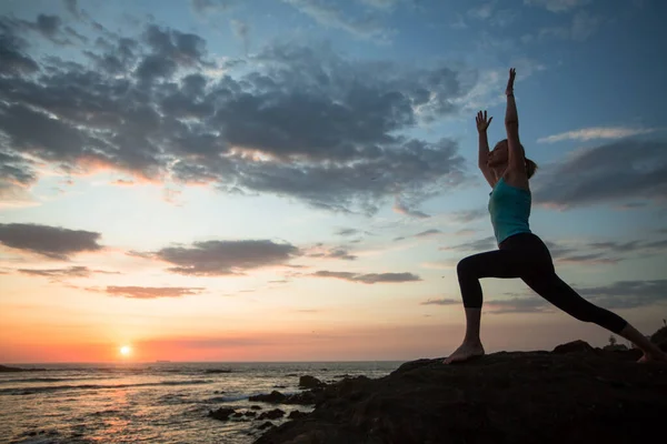 Mujer Yoga Haciendo Ejercicios Costa Atlántica Atardecer Oporto Portugal —  Fotos de Stock