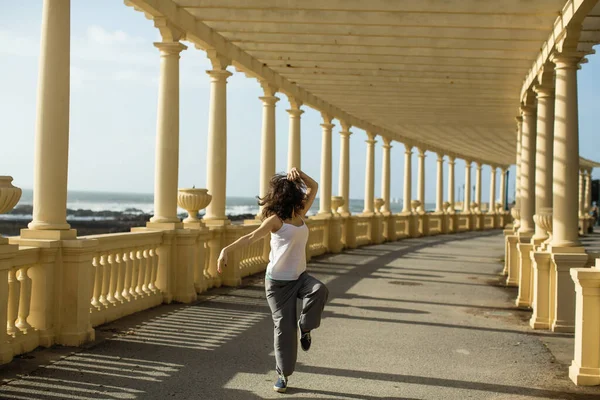 Asiatin Macht Outdoor Choreographie Auf Der Atlantikpromenade Porto Portugal — Stockfoto