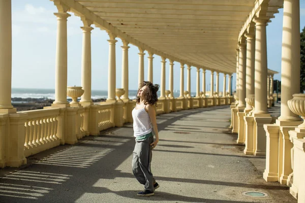 Azjatka Zajmuje Się Choreografią Promenadzie Atlantyckiej Porto Portugalia — Zdjęcie stockowe