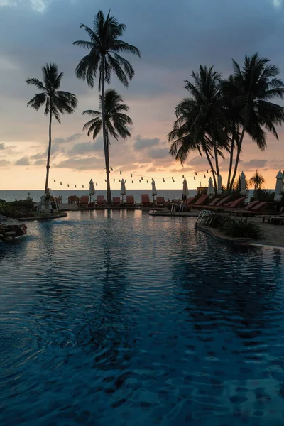 美丽的落日下 热带海滩上椰子树的轮廓 — 图库照片