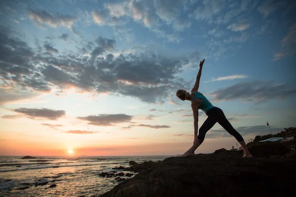 Mujer Yoga Haciendo Ejercicios Costa Atlántica Atardecer Oporto Portugal — Foto de Stock