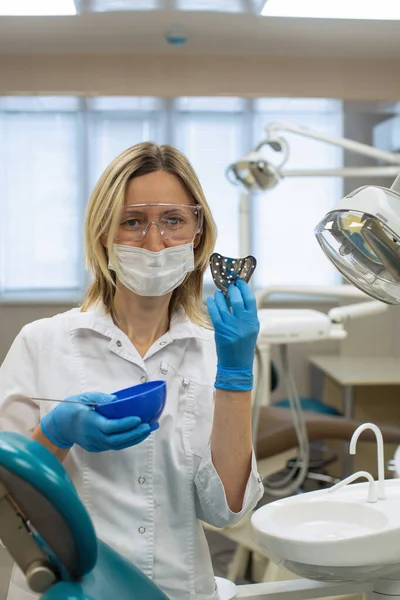 医務室の道具を持った歯医者の女性 — ストック写真