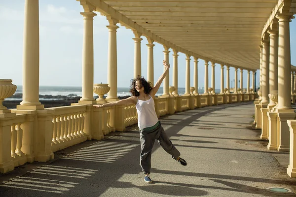 Πολυπολιτισμική Γυναίκα Κάνει Εξωτερική Χορογραφία Στον Ατλαντικό Περίπατο Πόρτο Πορτογαλία — Φωτογραφία Αρχείου