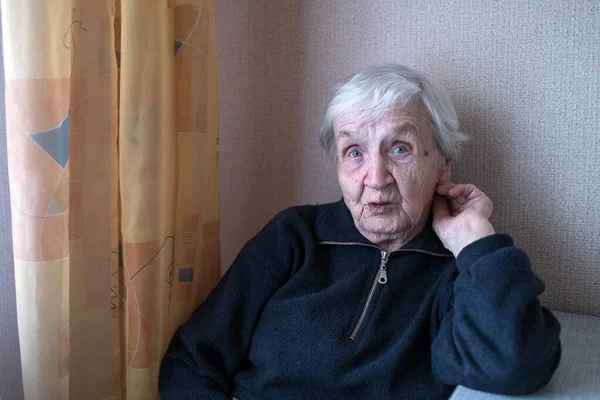 Портрет Пожилой Женщины Возле Окна Доме Старый Пенсионер — стоковое фото