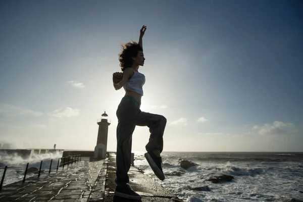 Misto Razza Donna Asiatica Divertirsi Ballare Sul Lungomare Oporto Portogallo — Foto Stock