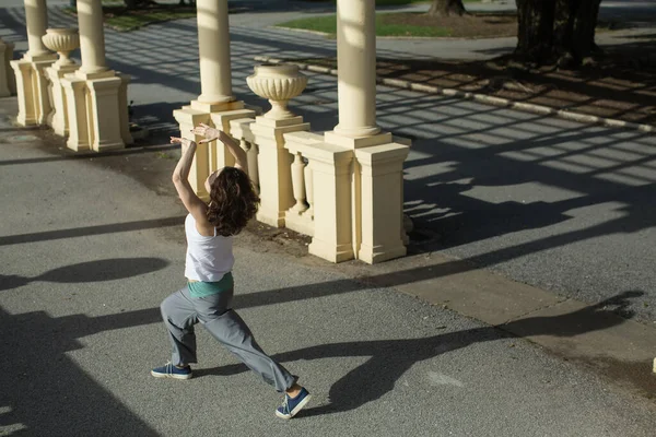 Krásná Žena Tančící Mořské Promenádě Choreografie Třídy Venkovní — Stock fotografie